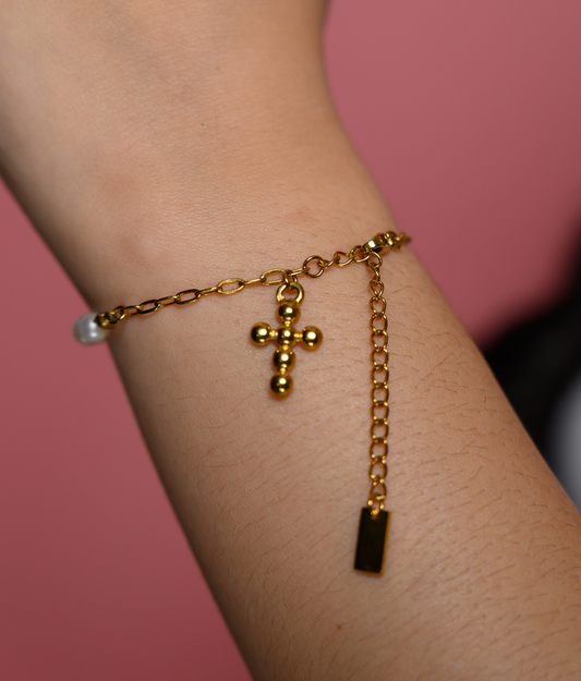 Pulsera de perlas y cruz "Fe que Abraza"