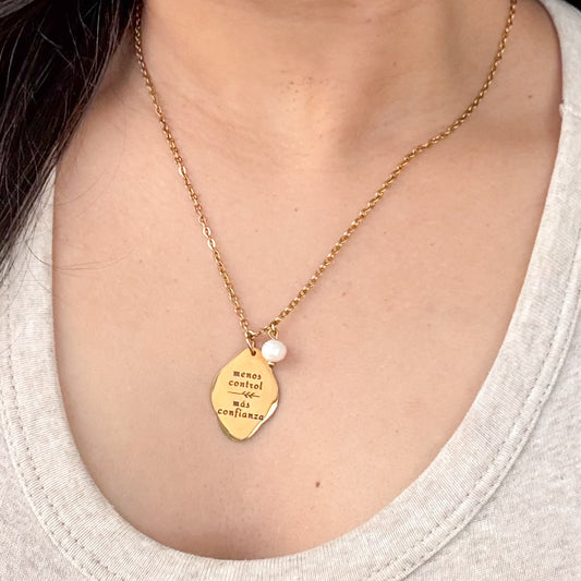 Menos Control, Más Confianza | Collar grabado en láser